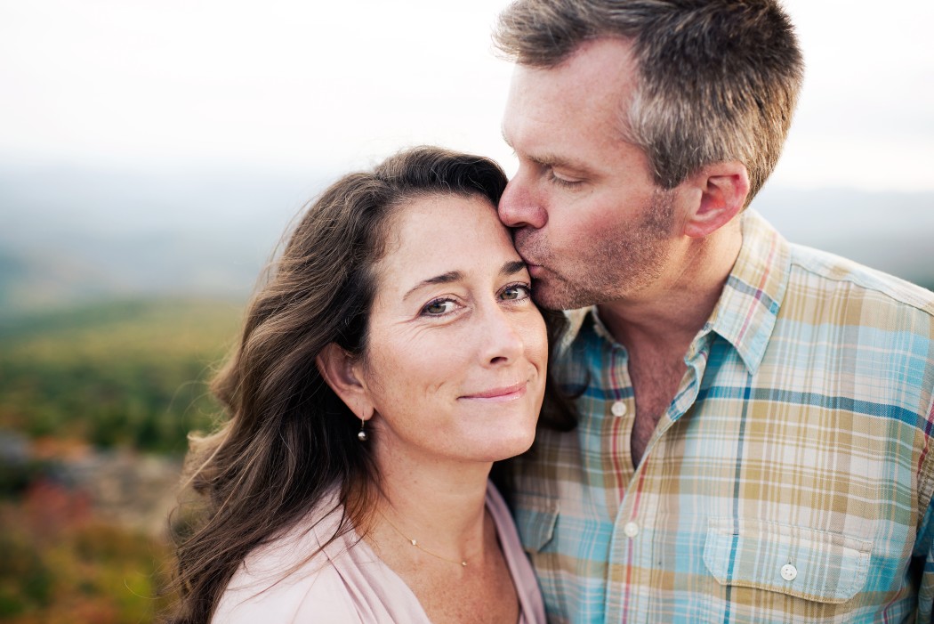 uniao estavel e casamento - homem beijando a testa da esposa