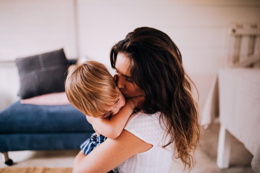 como funciona a guarda compartilhada de filhos - mãe abraçando filho