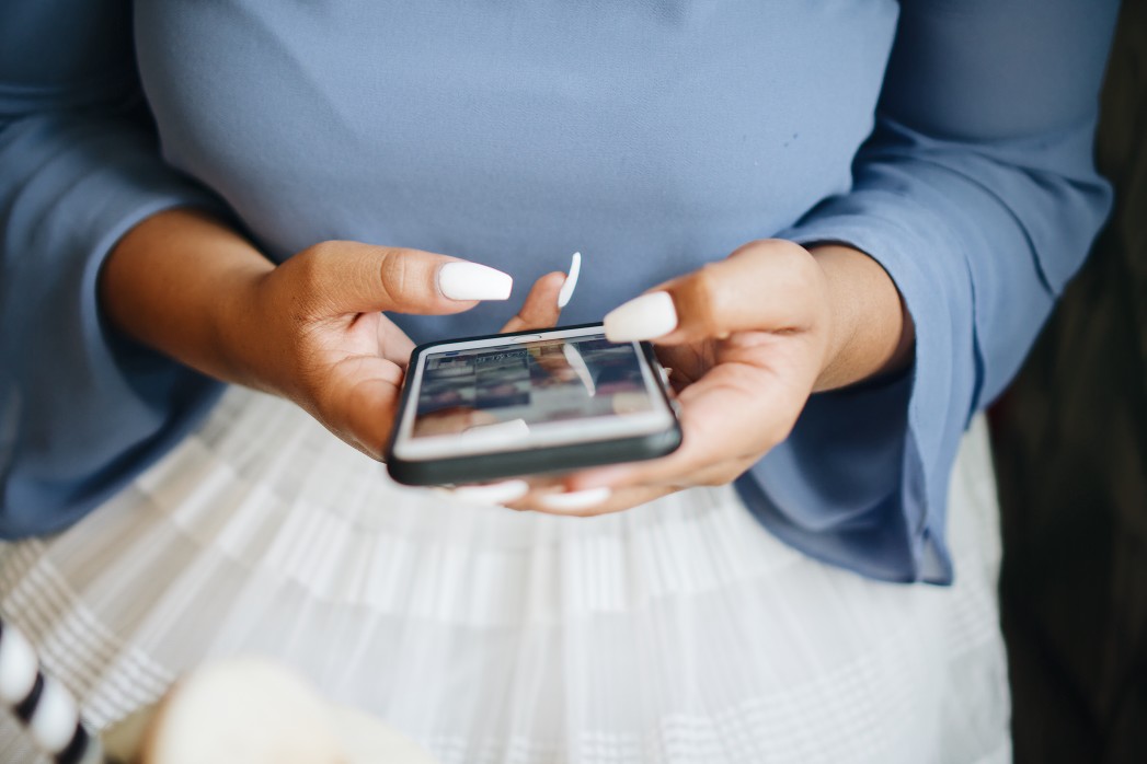 Herança digital - mulher segurando celular